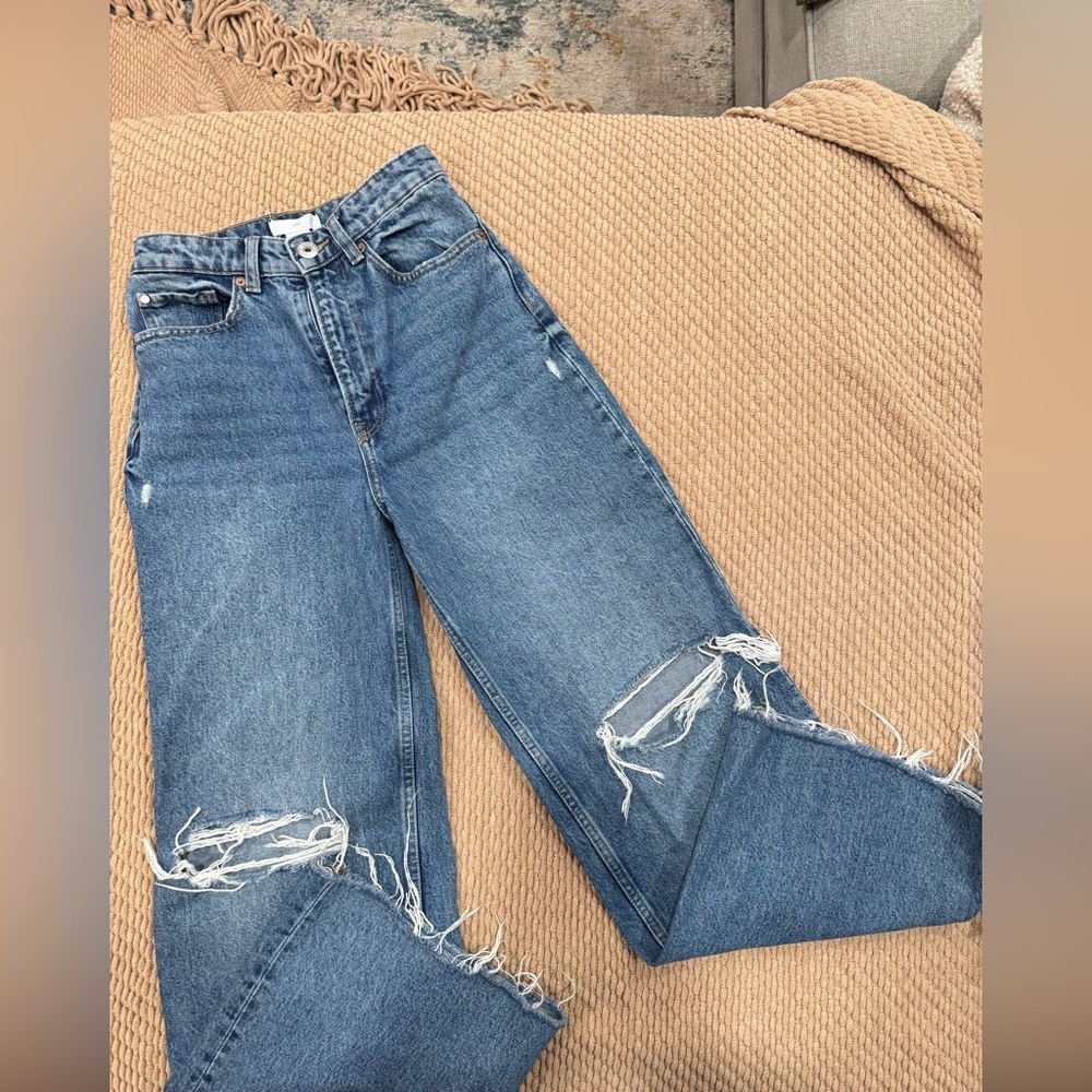 H&M High Rise Distressed Straight Jeans‎ Women’s US 2 • Medium Wash